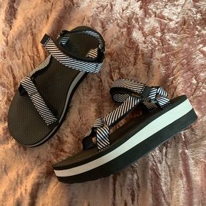 teva flatform universal platform sandals size 11